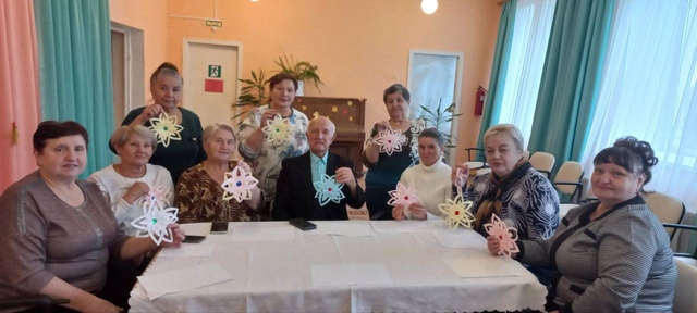 В ГБУ КЦСОН Дубровского района состоялся мастер-класс «Объемная снежинка из бумаги»