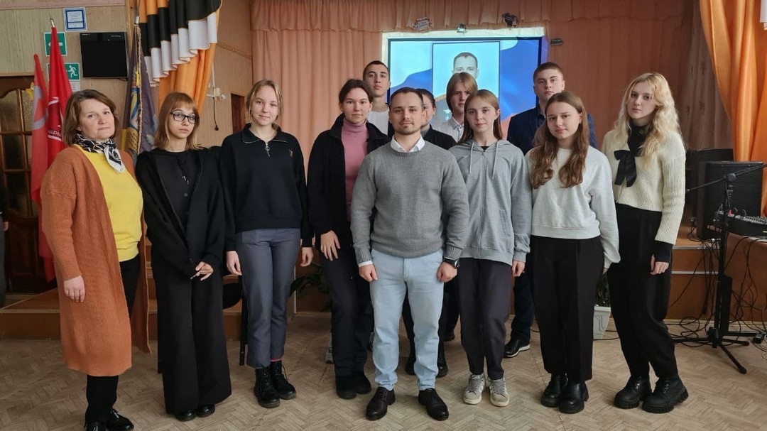 В МБОУ Дубровская №2 СОШ состоялась «Классная встреча» с участником СВО