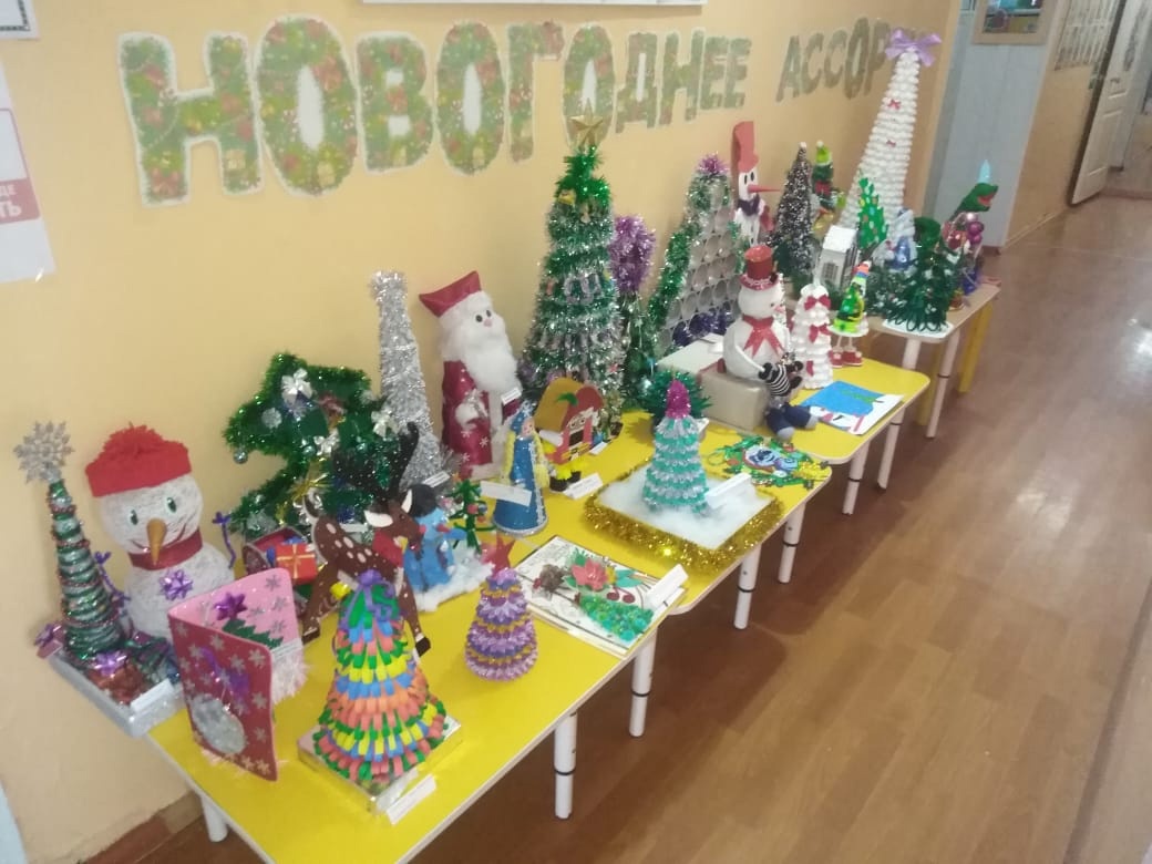 В Дубровской № 1 СОШ проходит выставка новогодних поделок