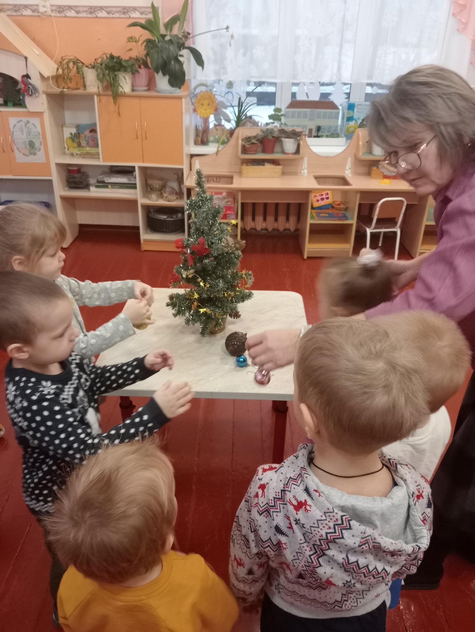 В МБОУ «Сещинской СОШ им. К. Я. Поварова» украсили помещения к Новому году