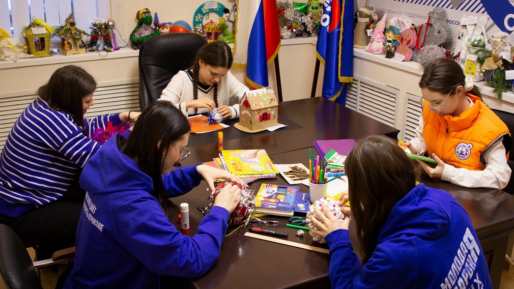 «Марафон новогодних мероприятий» проходит в брянском штабе общественной поддержки