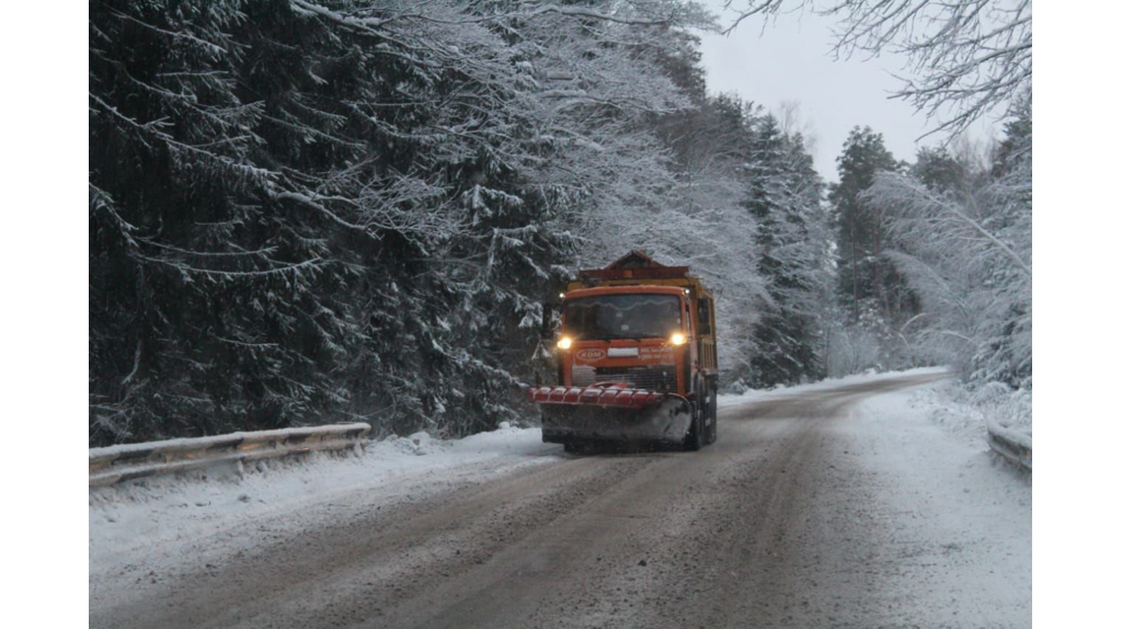 За минувшие сутки на дороги Брянщины высыпали более 3 000 тонн пескосоли