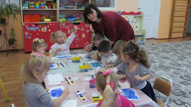 В Дубровском детском саду №4 прошло занятие на котором дети узнали как Дед Мороз может рисовать на окнах