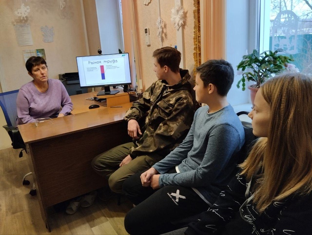 В ГКУ «ЦЗН Дубровского района» прошел день открытых дверей для учащихся Дубровской вечерней (сменной) ООШ