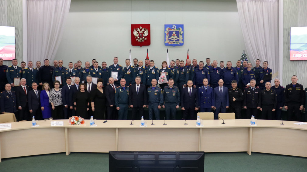 Губернатор Александр Богомаз поздравил сотрудников и ветеранов пожарно-спасательной службы Брянской области