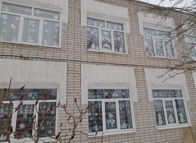 В Дубровском детском саду № 2 украсили окна к Новому году