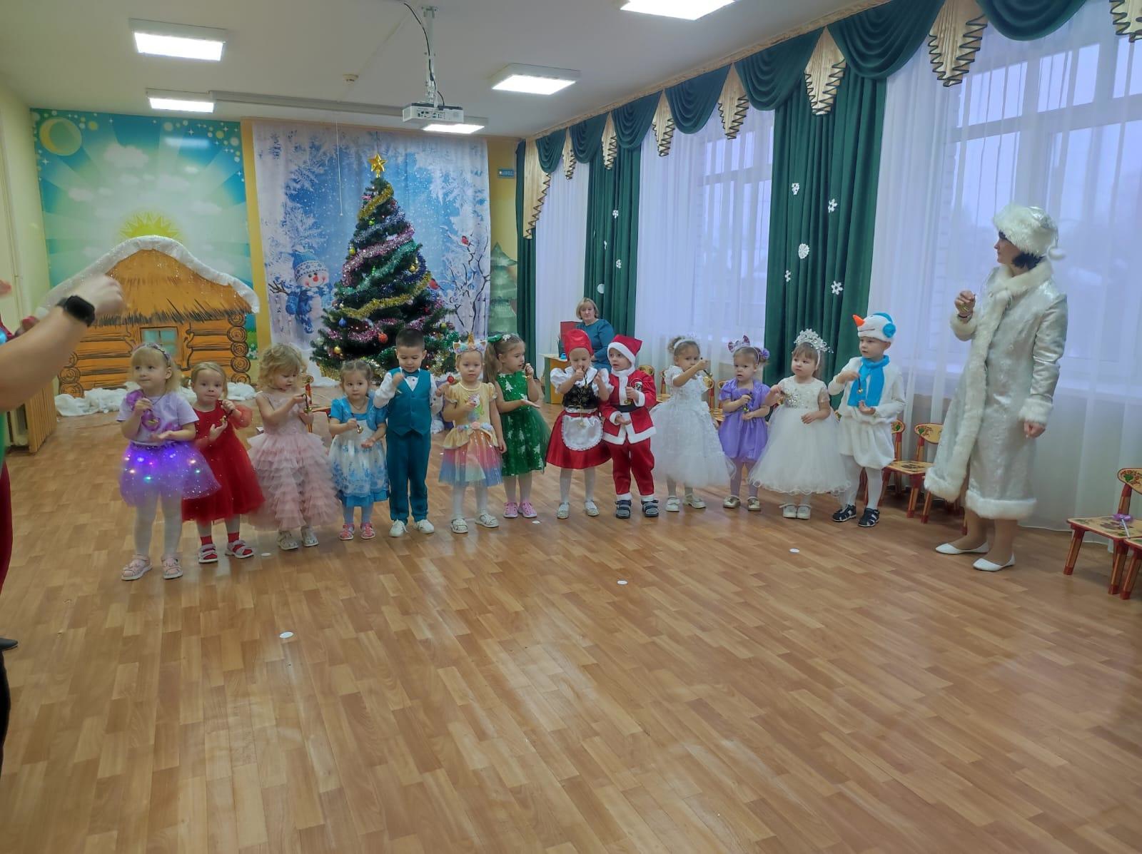 В Дубровском детском саду №4 состоялся новогодний утренник