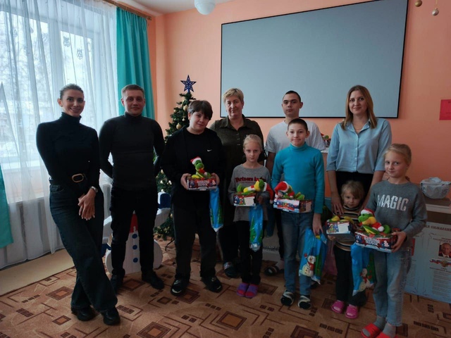 Воспитанники ГБУ КЦСОН Дубровского района получили новогодние подарки