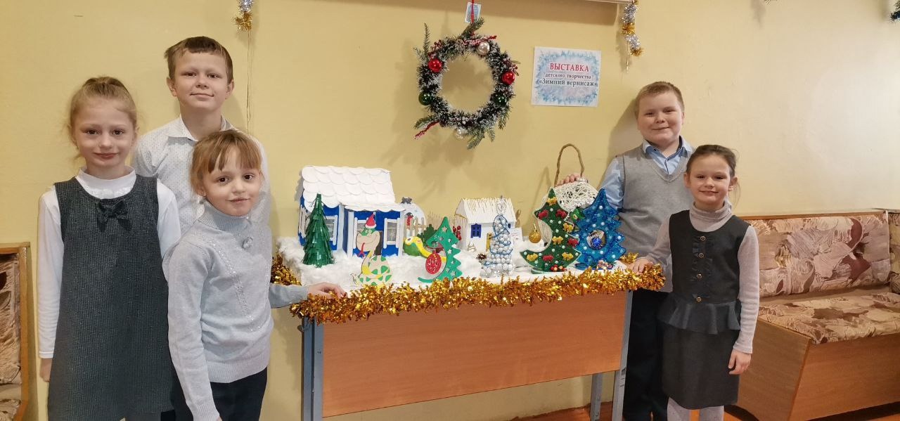 В Рябчинской СОШ проходит выставка новогодних поделок