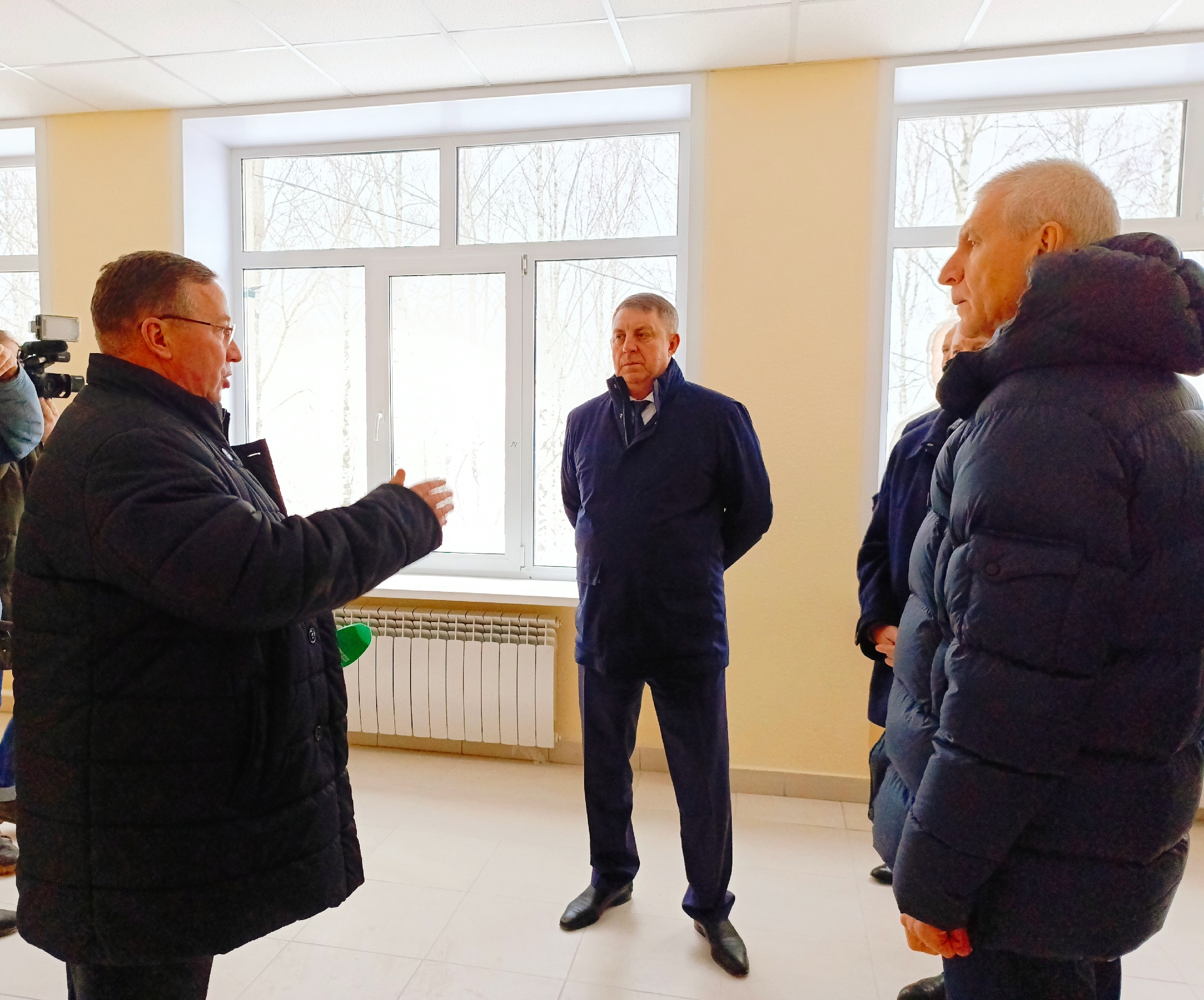 А.В. Богомаз оценил ход ремонтных работ в Дубровской СОШ №2