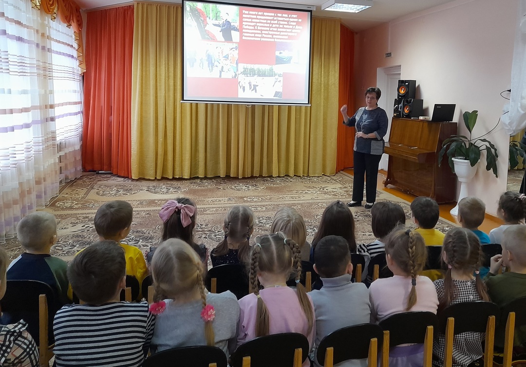 Для воспитанников Дубровского детского сада №2 прошло тематическое занятие «День неизвестного солдата»