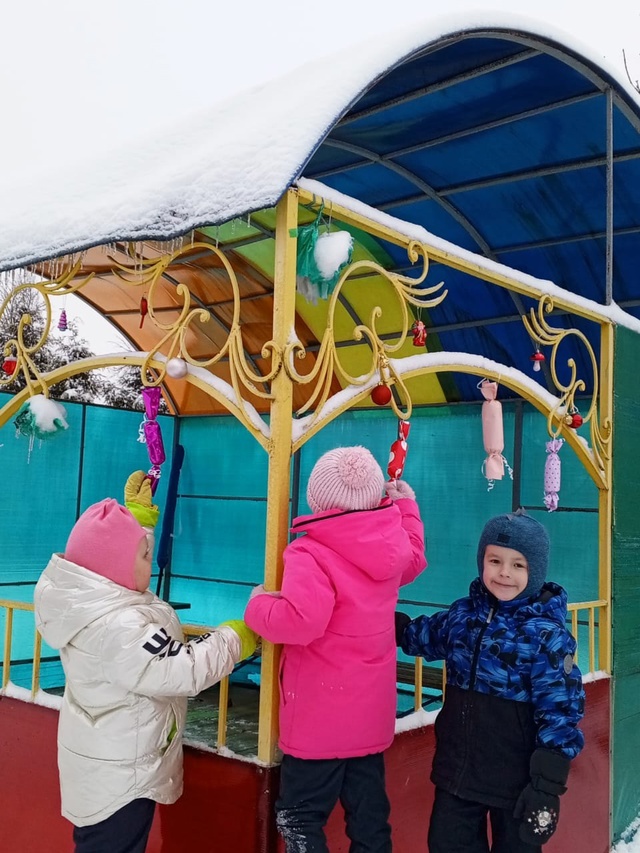 Воспитанники Дубровского детского сада №4 украсили присадовскую территорию к Новому году