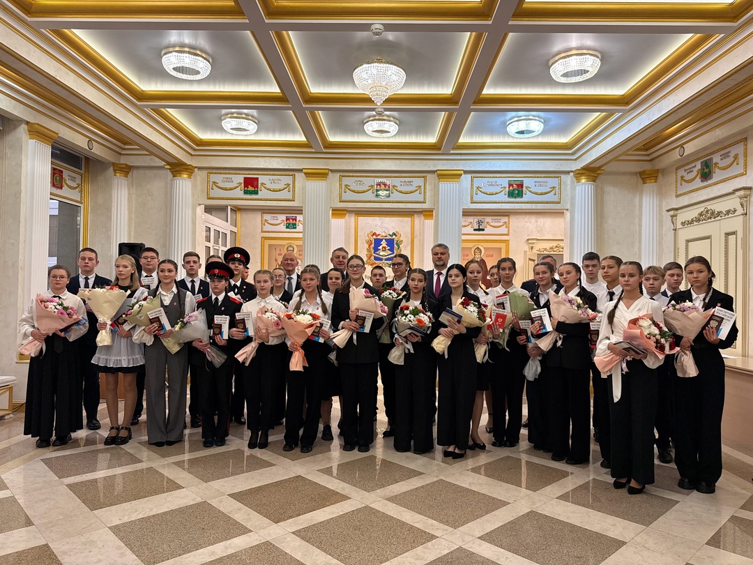 Ученица Дубровской СОШ № 2 приняла участие в торжественной церемонии вручения паспортов юным гражданам РФ