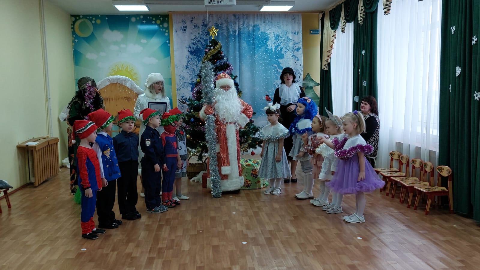 В Дубровском детском саду №4 для воспитанников средней группы состоялся новогодний утренник