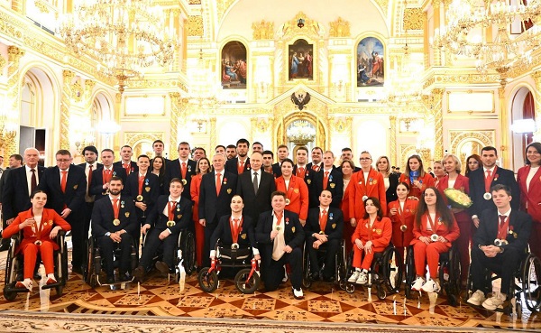 Брянских паралимпийцев поздравил губернатор с присвоением государственных наград