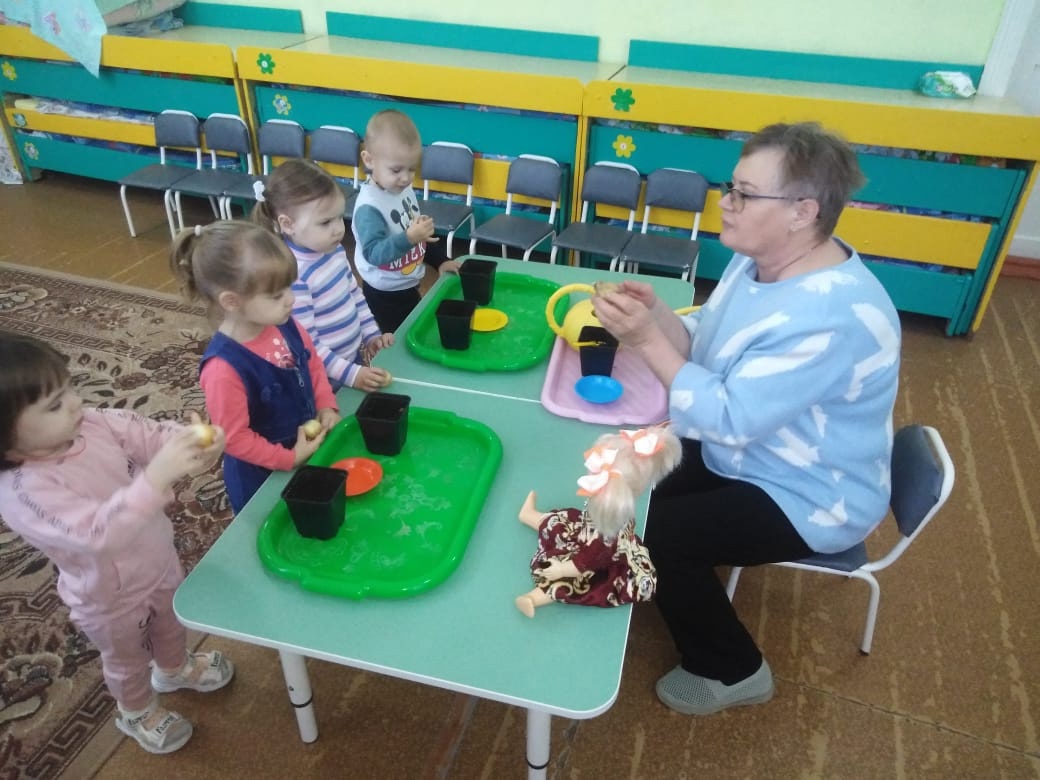 Для воспитанников Дубровской № 1 СОШ прошло занятие по посадке лука