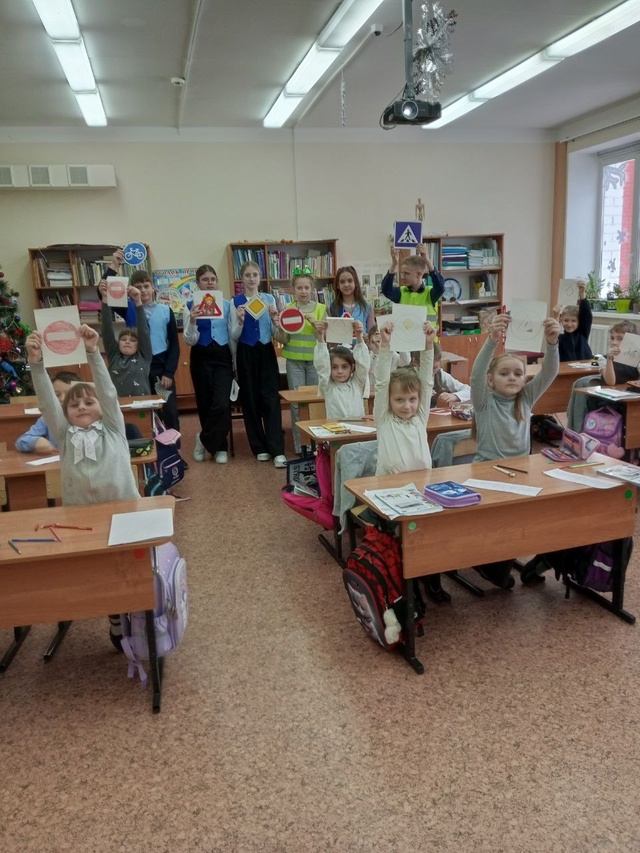 Юные инспекторы движения «Сещинской СОШ им. К.Я.Поварова» провели занятие для первоклассников