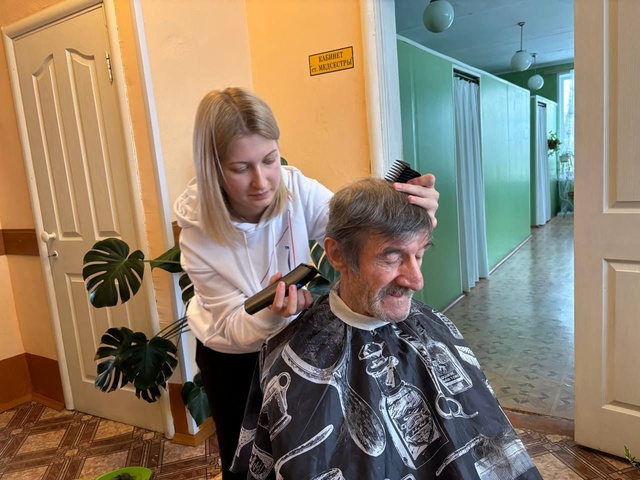 Волонтеры Дубровской № 1 навестили пожилых людей в доме-интернате в Рековичах