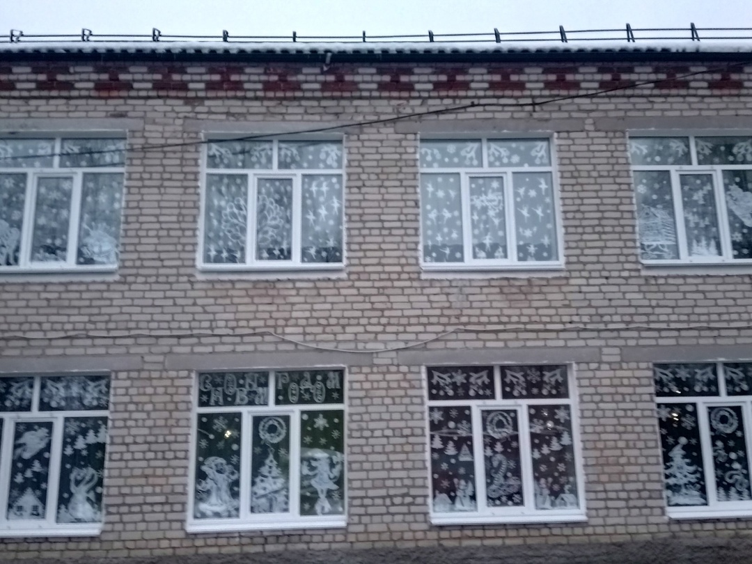 Дошкольная группа Сещинская СОШ приняла участие в акции «Новогодние окна -2025»