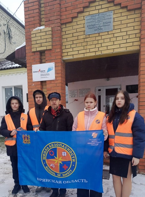 Волонтёры Мобильного отряда «Школа безопасности» МБОУ Дубровской N1 СОШ вышли на борьбу с гололёдом