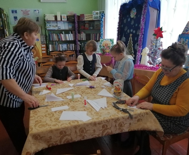 В Рябчинской поселенческой библиотеке прошел мастер — класс по изготовлению новогодней снежинки