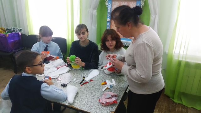 В Дубровском ДК состоялся мастер-класс по изготовлению новогодней игрушки