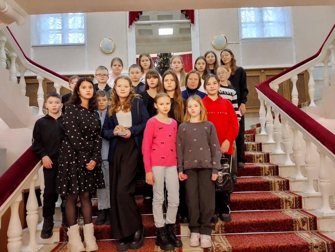 Учащиеся Дубровской №1 СОШ посетили спектакль «Снежная королева»