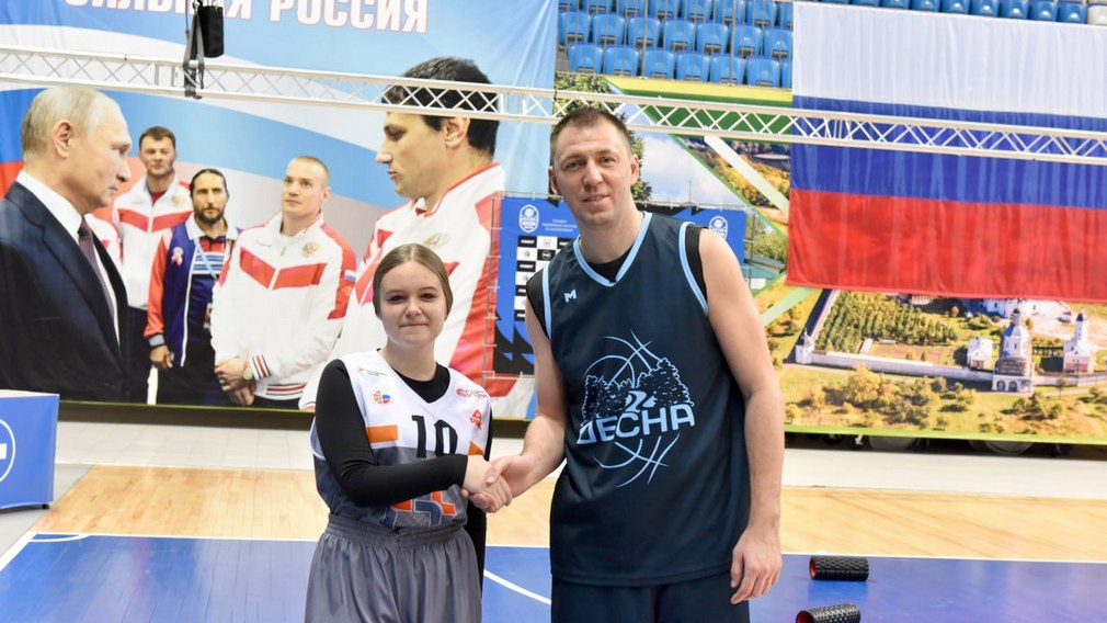 Антонина Василевская из Новозыбкова сыграла в баскетбол с Виталием Фридзоном