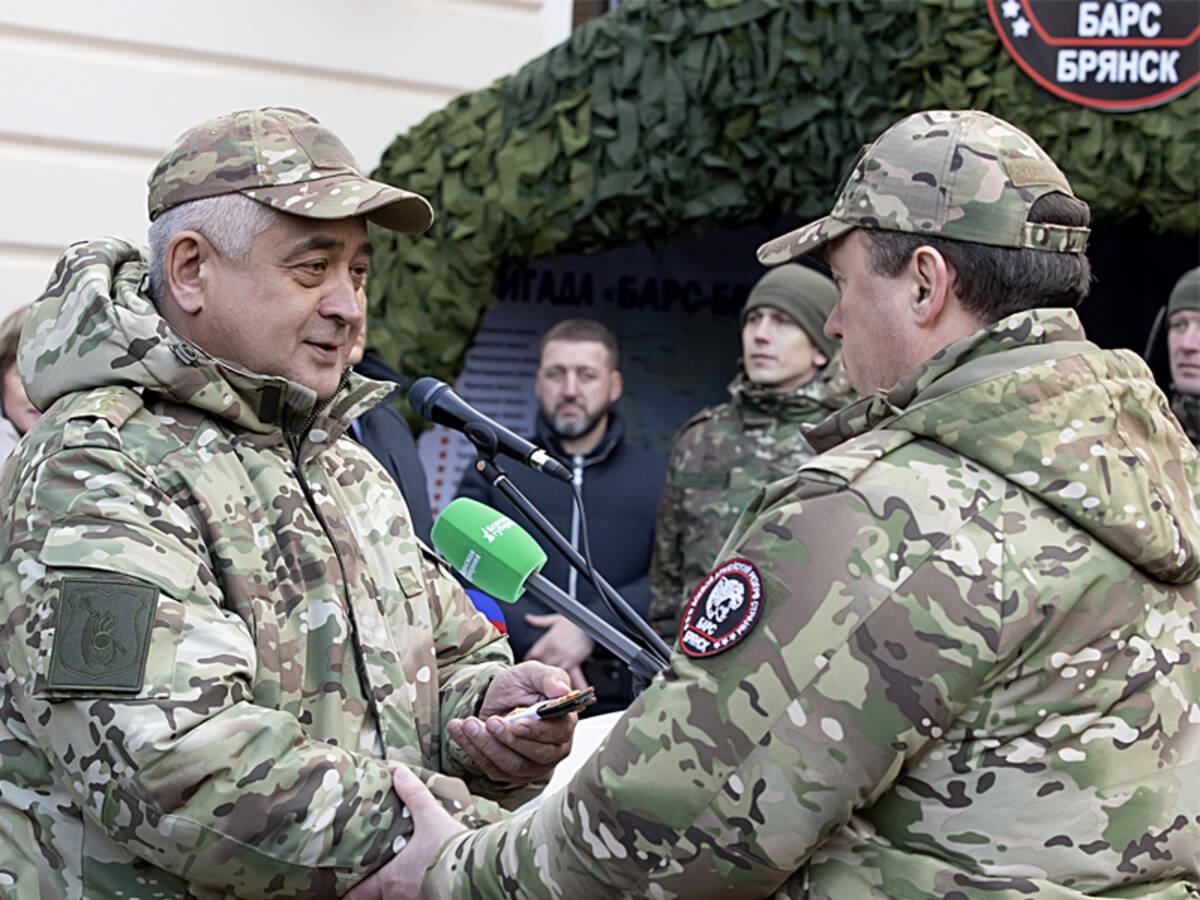 Сергею Антошину вручил майорские погоны генерал-полковник Никифоров