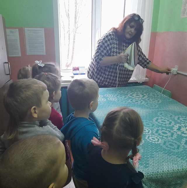 Воспитанники Дубровского детского сада №2 посетили прачечную детского сада