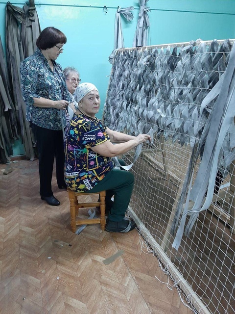 Пожилые дубровчане плетут маскировочные сети для бойцов СВО