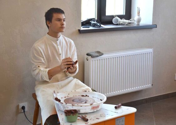 Мастер из Навли постигает искусство гончарного ремесла