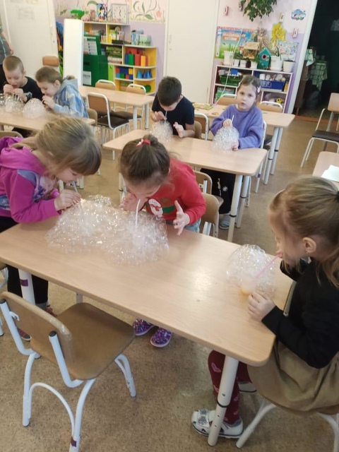 Воспитанники Дубровского детского сада № 2 познакомились со свойствами стекла