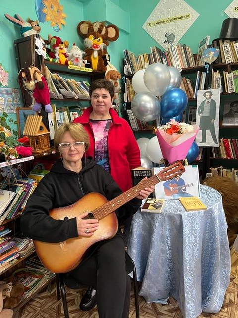 В Рековичской библиотеке прошло мероприятие «Он правду людям под гитару говорил».