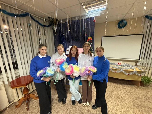 Председателя первичного отделения Движения Первых провела мастер-класс по созданию цветов