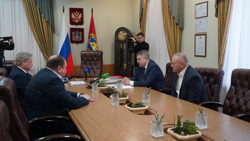 Губернатор Богомаз встретился с новым главным тренером брянского «Динамо» Андреем Канчельскисом