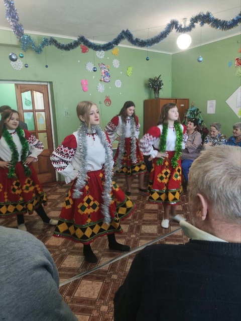 Ученики Дубровской СОШ №1 поздравили пожилых людей в ГБУ КЦСОН Дубровского района