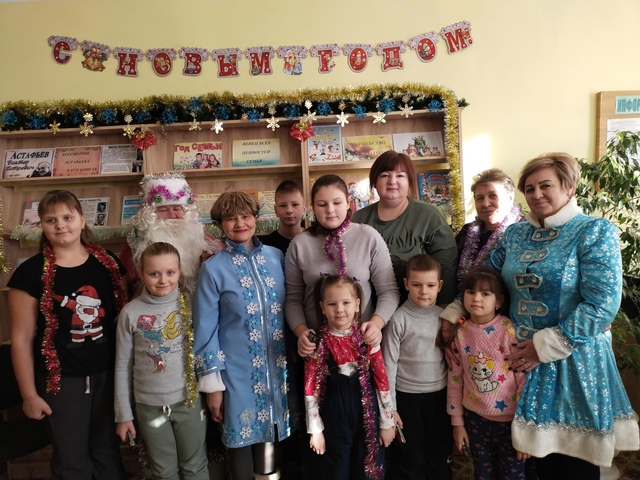 В Алешинской поселенческой библиотеке состоялась викторина «Загадочная елка: угадай загадку – получи шоколадку»