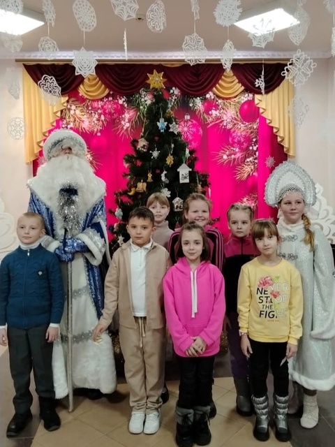 Учащиеся Дубровской №1 СОШ посетили новогоднее представление «Посох Деда Мороза»