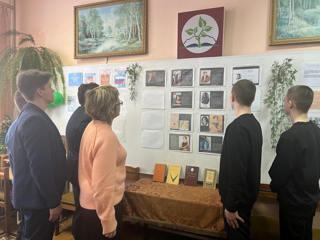 В Дубровской №1 СОШ  состоялась книжно-иллюстративная выставка, посвященная юбилею А.С.Грибоедова