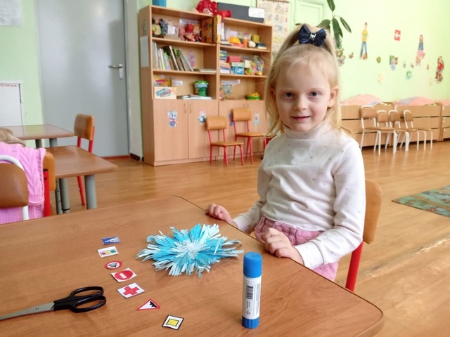 Воспитанница Давыдчинской ООШ изготовила снежинку, на которой изображены дорожные знаки