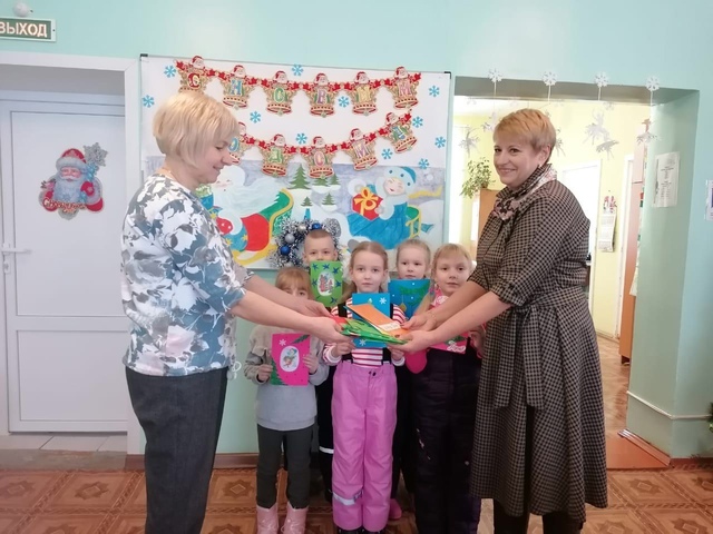 Воспитанники детского сада передали новогодние открытки