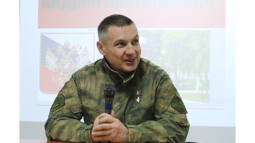 Будущие брянские железнодорожники встретились с Героем РФ Андреем Фроленковым