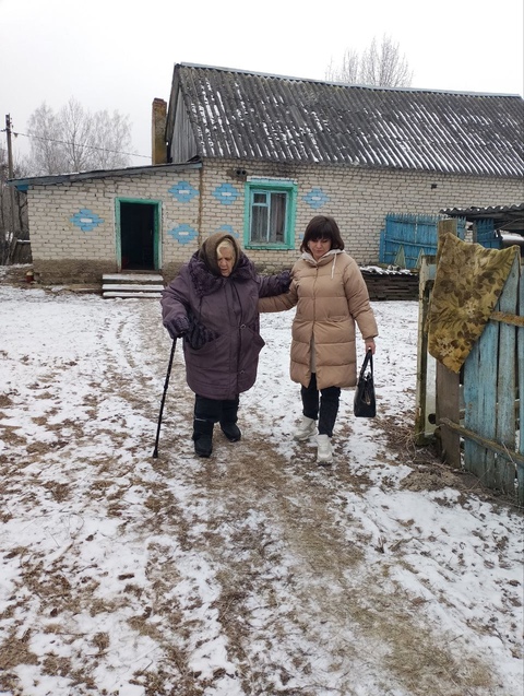 Сотрудники ГБУ КЦСОН Дубровского района помогли доставить пожилую женщину в Жуковский дом престарелых