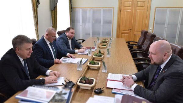 Губернатор Александр Богомаз встретился с руководителем научно-производственного предприятия «Александр»