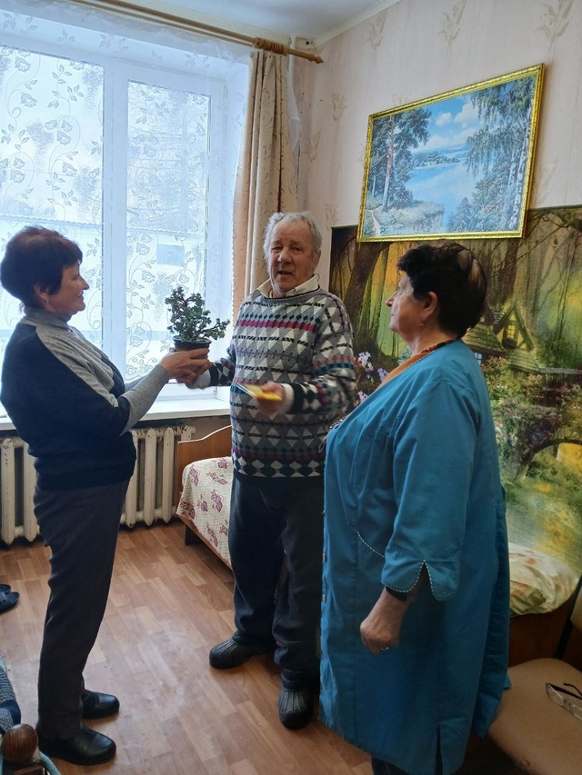 Сотрудники ГБУ КЦСОН Дубровского района поздравили с 70-летием получателя социальных услуг