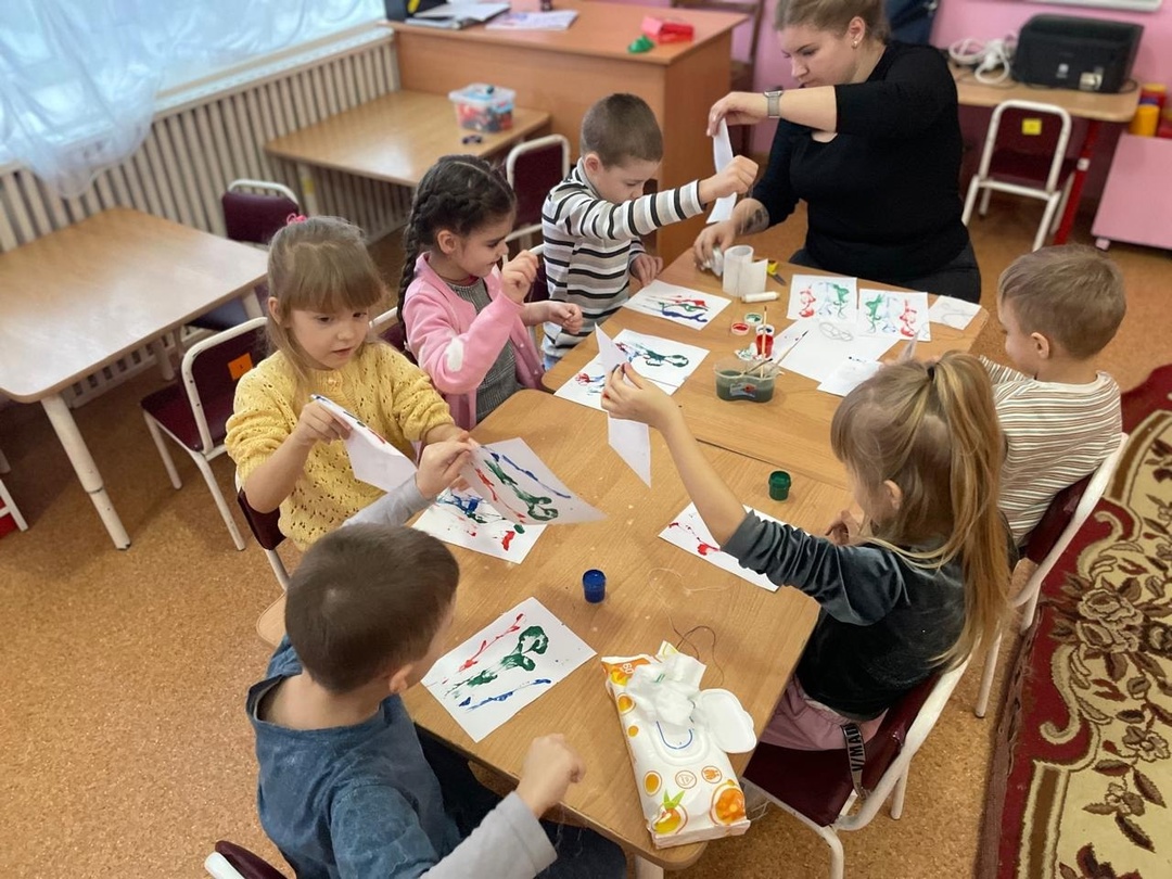 Для воспитанников Дубровской № 1 СОШ прошло занятие нетрадиционного рисования нитью