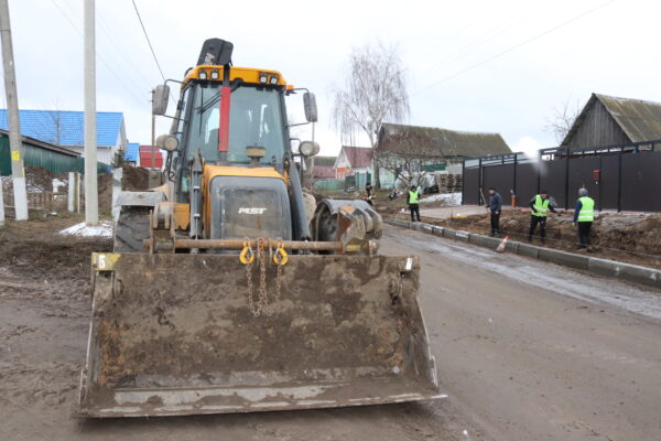 В деревне Красное Трубчевского района строят новый тротуар