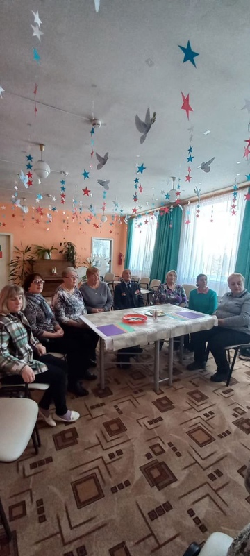 В ГБУ КЦСОН Дубровского района состоялся мастер-класс по созданию поделок из цветной бумаги в технике оригами