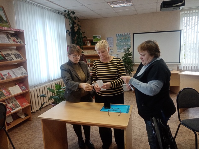 В Дубровской библиотеке прошло мероприятие «Чудеса науки»